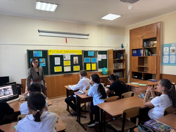 Ұлтымыздың ұлы ұстазы Ахмет Байтұрсыновтың туған күніне орай және де "Қазақстан халықтарының Тілдер күні" мерекесі қарсаңында 10А,10Б сыныптарында танымдық сабақ өткізілді