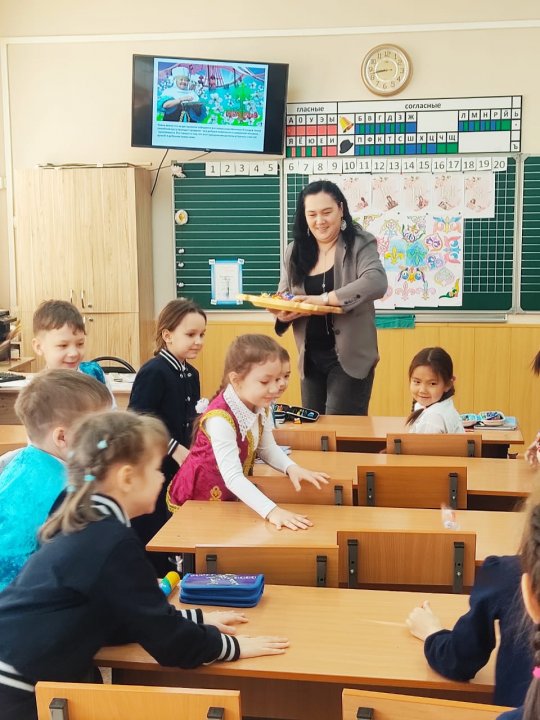 Встреча в рамках проекта "Гость месяца" в 1А классе: мастер-класс "Узор, соединяющий сердца"